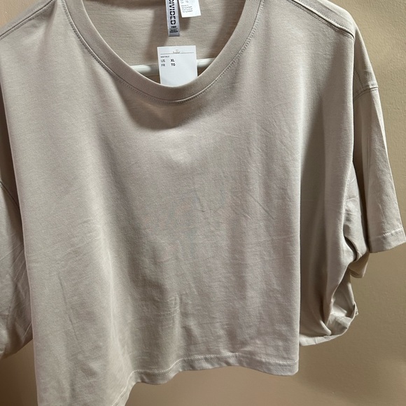 Cropped block t-shirt ** tags attached** - Picture 7 of 7